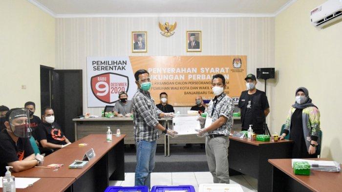 DITOLAK KPU: Bapaslon jalur independen Edy-Astina saat menyerahkan berkas perbaikan kepada KPU Banjarbaru tanggal 27 Juni malam. Berkas perbaikan dukungan pasangan dinyatakan tidak diterima oleh KPU Banjarbaru setelah dilakukan pemeriksaan dokumen pada Se