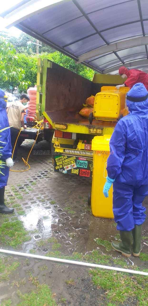 BUANG LIMBAH: Petugas Dinas Lingkungan Hidup Banjarbaru mengangkut limbah infeksius beberapa waktu lalu. Selama pandemi Covid-19, limbah buangan rumah sakit di Kalsel meningkat signifikan. | FOTO: DINAS LH BANJARBARU FOR RADAR BANJARMASIN