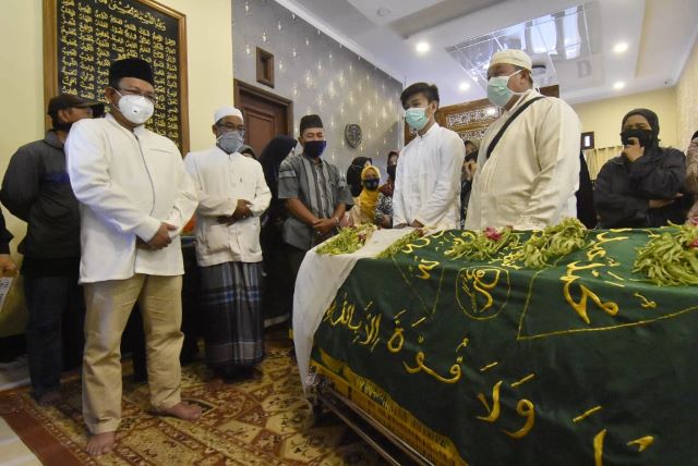 DUKA DALAM: Sekda Banjar Hilman di depan jenazah istrinya di rumah duka, Martapura.