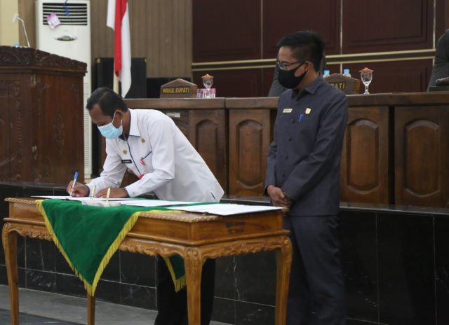 LKPJ: Bupati Tala Sukamta melakukan penandatanganan pengesahan Raperda tentang Laporan Pertanggungjawaban APBD tahun anggaran 2019 yang disaksikan oleh Pimpinan DPRD Tala.