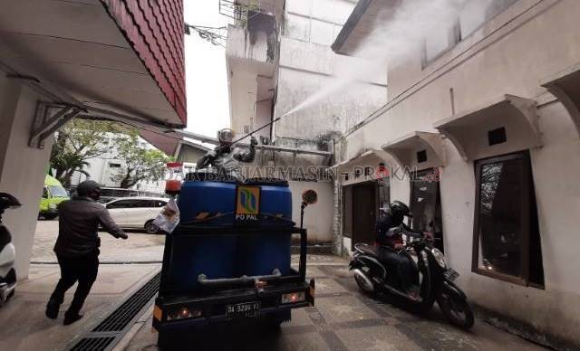 STERILKAN: Penyemprotan disinfektan di lingkungan perkantoran di Balai Kota Banjarmasin, Jalan RE Martadinata. | FOTO: WAHYU RAMADHAN/RADAR BANJARMASIN