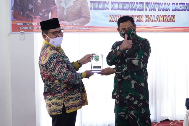 AKRAB : Danrem 101/Antasari Brigjen TNI Firmansyah (kanan) saat menerima cinderamata dari Bupati Balangan Ansharuddin. : FOTO WAHYUDI RADAR BANJARMASIN.