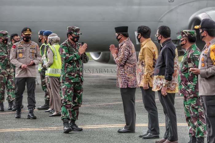 SINERGIS: Gubernur Kalsel Sahbirin Noor saat menyambut Panglima TNI Marsekal Hadi Tjahjanto, Kamis (23/7).