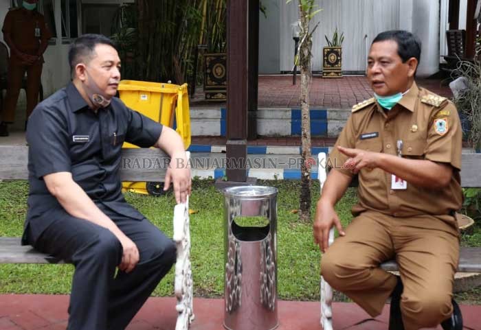 BINCANG SANTAI: Gubernur Kalsel Sahbirin Noor berbincang dengan Kakanwil BPN Kalsel Alen Saputra di kediaman gubernur, Senin (13/7) pagi.