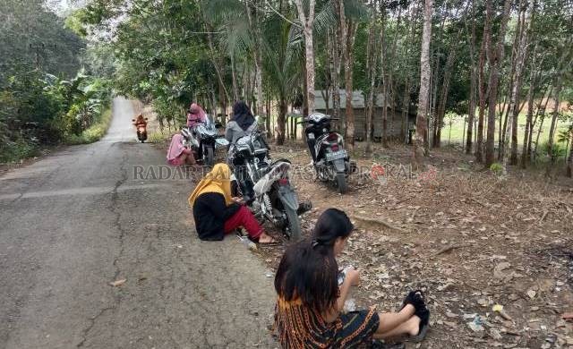 PEMBURU SINYAL: Sejumlah anak di Desa Liyu berkumpul di satu titik desa demi sinyal internet. Di masa pandemi pembelajaran jarak jauh menyulitkan siswasiswa di pelosok desa. | FOTO: WAHYUDI/RADAR BANJARMASIN
