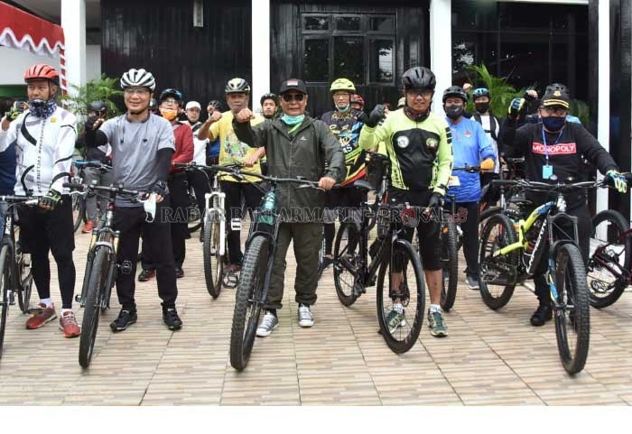 SEMANGAT: Gubernur Kalsel Sahbirin Noor dan Forkopimda Kalsel bersiap untuk gowes ceria di Banjarmasin.