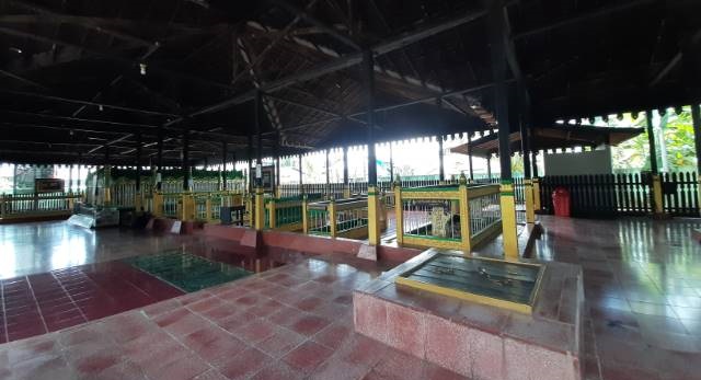 MAKAM RAJA BANJAR: Ketika konflik memuncak, Makam Sultan Suriansyah di Jalan Kuin Utara pun ditutup dari peziarah. Kini, Pemko Banjarmasin menunggu hasil pembuktian pihak yang bertikai di pengadilan. | FOTO: WAHYU RAMADHAN/RADAR BANJARMASIN