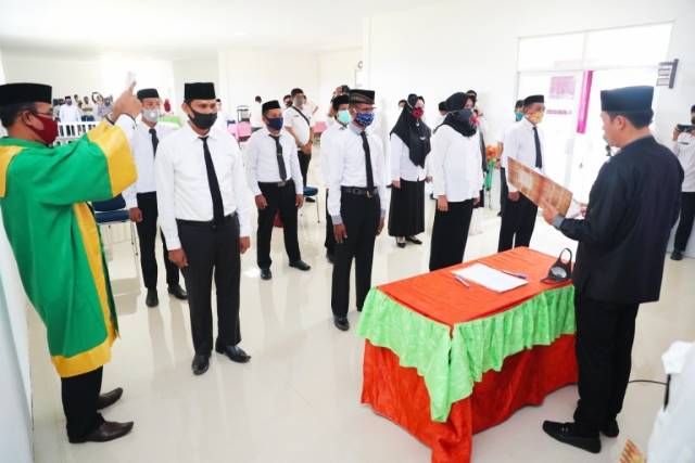 PELANTIKAN BPD: Sekda Tanbu H Rooswandi Salem melantik Badan Permusyawaratan Desa (BPD) Kersik Putih Kecamatan Batulicin, Rabu (29/7) pagi bertempat di Kantor Kecamatan Batulicin.