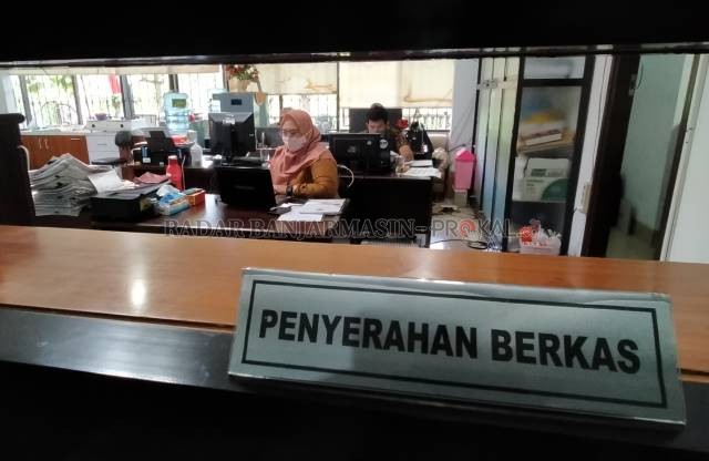 LOKET KEUANGAN: Ruang kerja bagian keuangan di Sekretariat DPRD Kalsel. Mereka berharap aturan bekerja di rumah secara bergantian tak menjadi kewajiban. | FOTO: ENDANG SYARIFUDDIN/RADAR BANJARMASIN