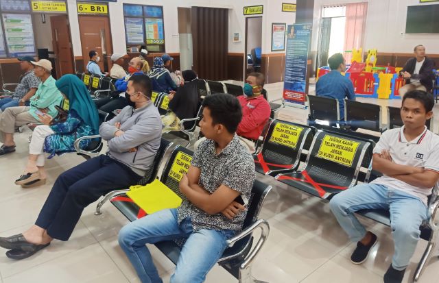 WAJIB TES PSIKOLOGI: Para pemohon SIM yang menunggu antrian. | Foto: Dok/Radar Banjarmasin