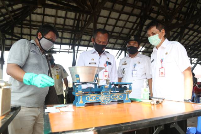 TERA ULANG: Bupati Tala Sukamta melakukan tera ulang terhadap alat ukur, timbang di Pasar Bati-Bati.