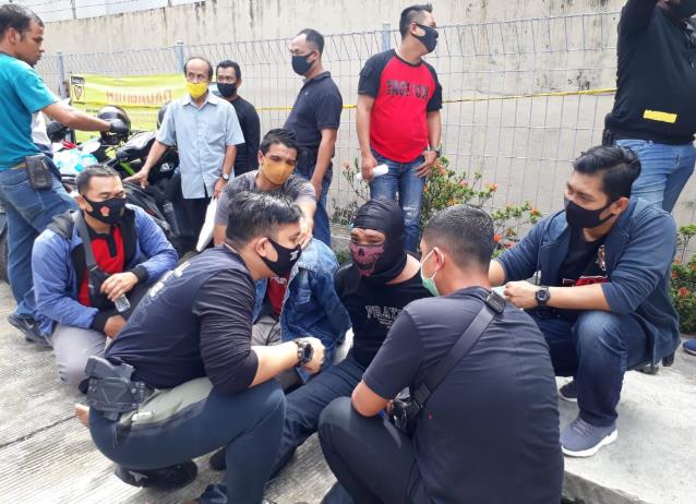 INTEROGASI: Dua tersangka diperiksa personel Ditresnarkoba Polda Kalsel.