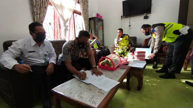 PENANDATANGANAN : Plt Kadisdik Balangan Abdul Basyid (kiri) bersama Kasatlantas Polres Balangan, menandatangani MoU kerja sama. | FOTO: WAHYUDI/RADAR BANJARMASIN