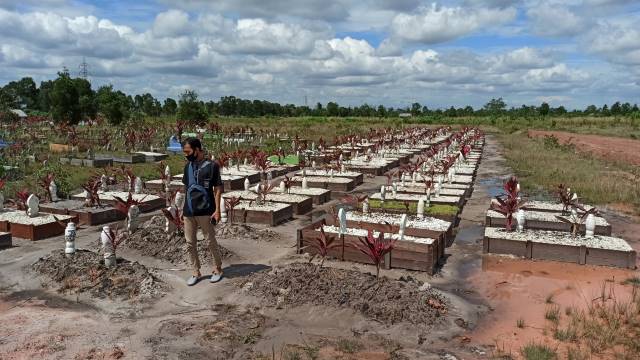 KHUSUS COVID: Pekuburan khusus Covid-19 di Gang PDI, Jalan A Yani Km 22, Banjarbaru, kemarin. Sudah ada 160 jenazah korban virus corona yang dimakamkan. |  FOTO: SUTRISNO/RADAR BANJARMASIN