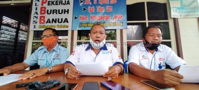 KONFERENSI PERS: Koordinator aliansi, Yoeyoen Indharto (tengah) membeberkan rencana demonstrasi besar-besaran yang akan diikuti tiga serikat buruh di Kalsel. | FOTO: ENDANG SYARIFUDDIN/RADAR BANJARMASIN