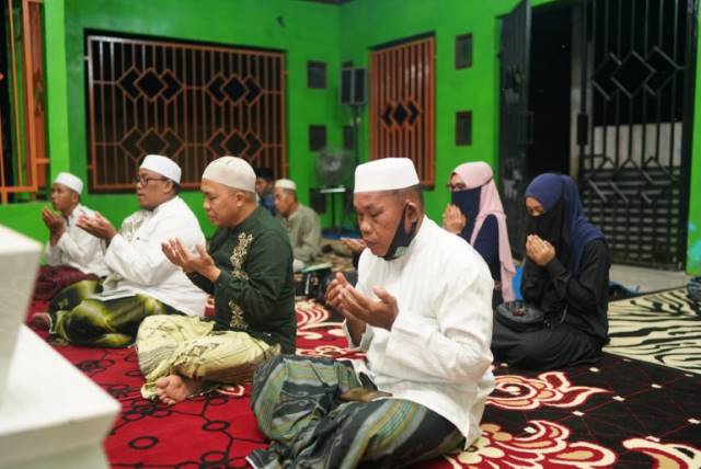 ZIARAH: Jelang pelaksanaan Haul ke-33 KH Zakaria bin H Muhammad di Desa Bakarangan Kecamatan Kusan Hulu, Bupati Tanah Bumbu H Sudian Noor menyempatkan diri berziarah ke makamnya.