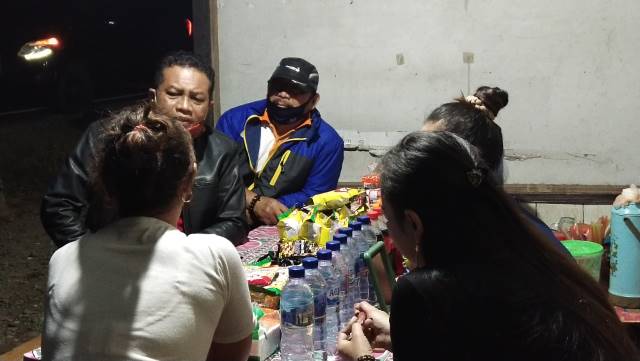 PEMBINAAN: Petugas saat menyambangi penjaga warung malam. : FOTO WAHYUDI RADAR BANJARMASIN.