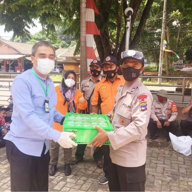 MADU HUTAN: Wakil Wali Kota Banjarbaru H Darmawan Jaya Setiawan saat mengantarkan madu hutan untuk meningkatkan imunitas tubuh bagi pasien yang dirawat di RSD Idaman Banjarbaru dan yang sedang menjalani karantina di Lembaga Penjamin Mutu Pendidikan (LPMP)