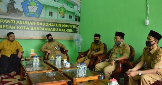 KONTROL: Jajaran Kemenag Kota Banjarbaru melakukan pantauan ke pondok pesantren yang menerapkan pembelajaran tatap muka. Catatannya, ponpes diminta mengurus rekomendasi Gugas Covid-19 Banjarbaru sesuai dengan kebijakan pusat. | Foto: Kemenag Banjarbaru fo