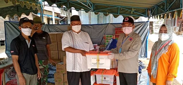 BANTUAN: Wakil Wali Kota Banjarbaru, H Darmawan Jaya Setiawan secara langsung menyerahkan bantuan sembako kepada korban bencana kebakaran di Kelurahan Cempaka, Sabtu (8/8) tadi. | FOTO: HUMAS DAN PROTOKOL PEMKO BANJARBARU