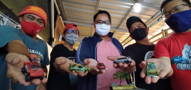 PAMER: Lima anggota WDCI Kalsel memamerkan koleksi diecast masing-masing saat kopi darat di Mie Sky di Jalan Veteran.