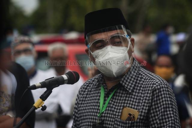 KEHILANGAN PASANGAN: Darmawan Jaya Setiawan dalam pemakaman Nadjmi Adhani. | FOTO: MUHAMMAD RIFANI/RADAR BANJARMASIN