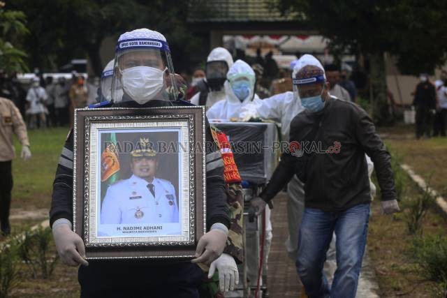 SELAMAT JALAN, PAK NADJMI...:Jenazah Walikota Banjarbaru Nadjmi Adhani saat dibawa ke Taman Makam Bahagia, Landasan Ulin, kemarin pagi. | FOTO: MUHAMMAD RIFANI/RADAR BANJARMASIN