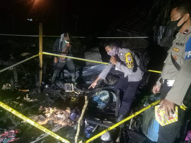 NGERI: Aparat Polsek Candi Laras Utara menunjuk mayat seorang perempuan yang terpanggang.