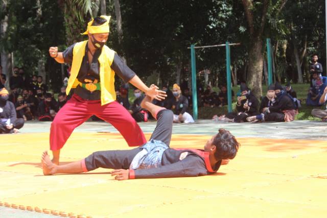 UNJUK SKILL: Sepasang pendekar menampilkan keahlian bela diri pada festival kuntau yang dilaksanakan Kodim 1002/Barabai, Senin (10/8).