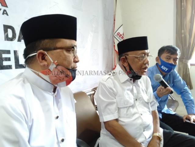 BERI SINYAL: Ketua DPD Partai Gerindra H Abidin (tengah) memberikan keterangan pers, kemarin. | FOTO: ENDANG SYARIFUDDIN/RADAR BANJARMASIN