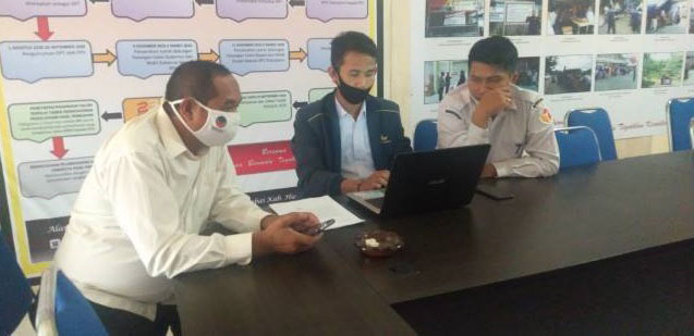 KEBERATAN: Sekretaris DPD Nasdem HST, Jaberan (kiri) mendatangi kantor Bawaslu setempat untuk melaporkan dugaan penyalahgunaan data pemilih.