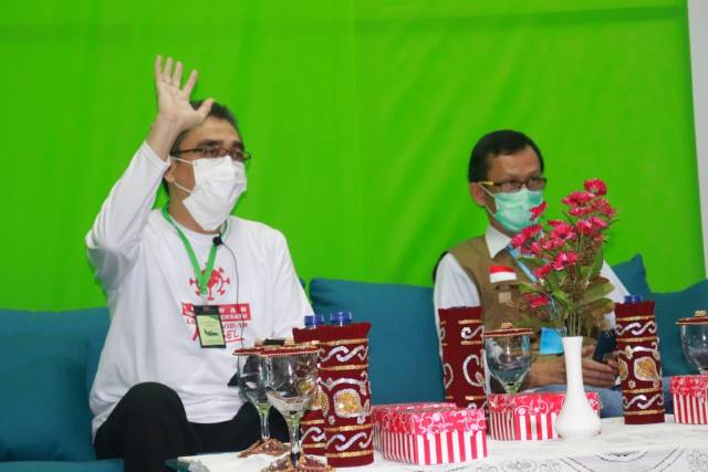 BANTUAN VENTILATOR: Wakil Wali Kota Banjarbaru H Darmawan Jaya Setiawan, didampingi Kepala Dinas Kesehatan Kota Banjarbaru Rizana Mirza dan Direktur RSD Idaman dr Hj Endah Labati Silapurna saat menghadiri penyerahan bantuan ventilator dan APD dari Relawan