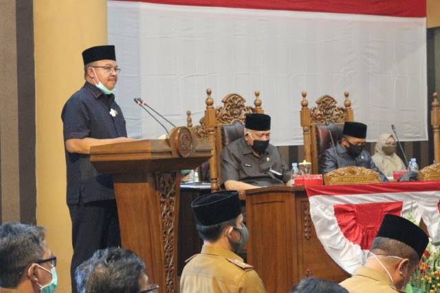RAPERDA INISIATIF: Ketua DPRD Tanbu H Supiansyah menyampaikan 4 Raperda Inisiatif.