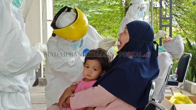 TES SEMUA: Suasana pelaksanaan swab massal di Dinas Pemberdayaan Masyarakat dan Desa (PMD) Kalsel, Rabu (12/8). Satu pegawainya terpapar Covid-19. | FOTO: SUTRISNO/RADAR BANJARMASIN