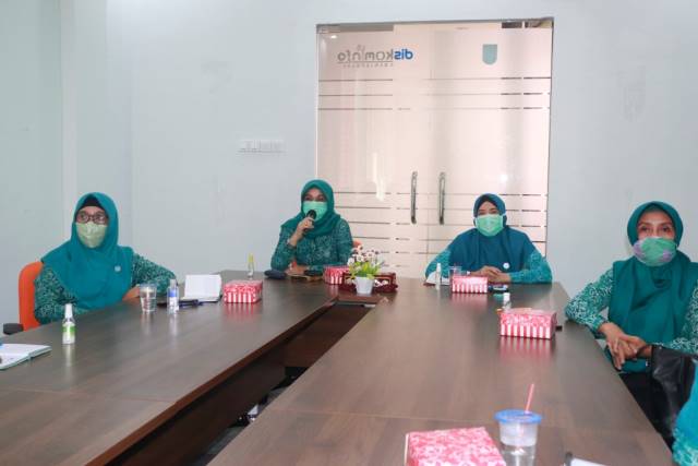 RAPAT: Wakil Ketua I TP PKK Kota Banjarbaru Hj Eny Apriyati Darmawan Jaya, didampingi Sekretaris TP PKK Kota Banjarbaru saat mengikuti rapat persiapan pelaksanaan Gebrak Masker (Gerakan Bersama Memakai Masker) di kabupaten/kota se-Kalsel melalui video kon