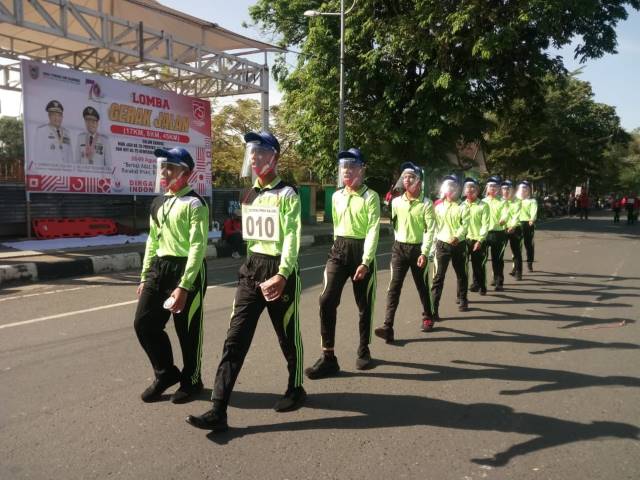 ANTISIPATIF: Para peserta Lomba Gerak Jalan 17-8-45 wajib mengenakan face shield selama gelaran lomba demi menghindari penularan virus Covid-19.