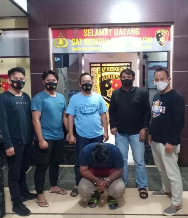 MENYERAHKAN DIRI: Fauzan Noor (jongkok), pelaku penusukan di depan Cafe Jali, Tapin Utara. | Foto: Polres Tapin For Radar Banjarmasin