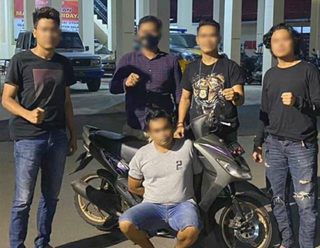 TAK BERKUTIK: Abi (35) saat diamankan anggota Jatanras Polres HSU.