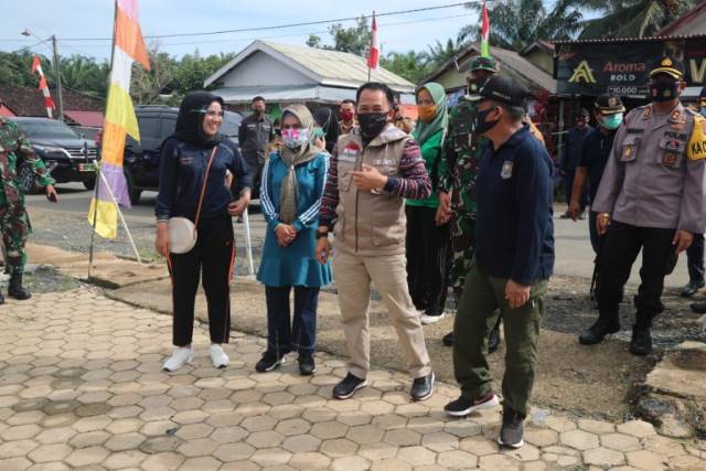 DESA KURANJI: Bupati Tanah Bumbu H Sudian Noor bersama Ketua TP-PKK Hj Sadariah mengunjungi Desa Mustika Kecamatan Kuranji, Selasa (11/8).