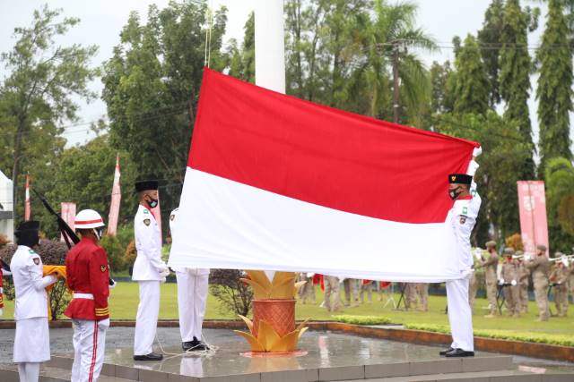 SEMANGAT: Pasukan Pengibar Bendera bersemangat menjalankan tugas, walaupun diguyur hujan saat Upacara Peringatan Kemerdekaan RI ke 75 berlangsung.