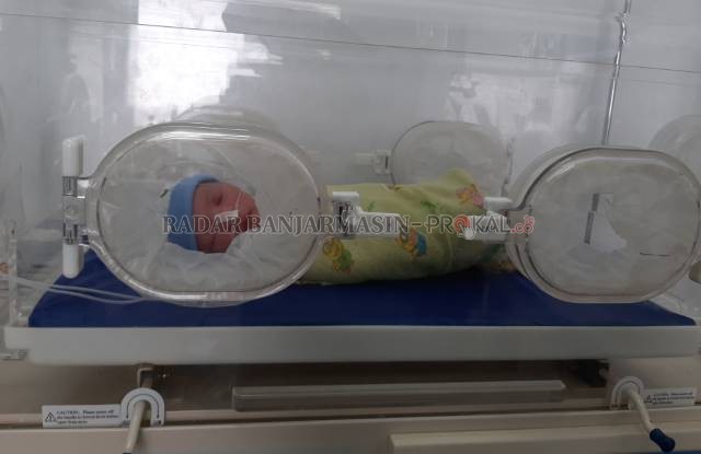 DINAMAI AGUS: Sang ayah memastikan putranya bakal diberi kombinasi nama bulan dan nama pahlawan. | FOTO: WAHYU RAMADHAN/RADAR BANJARMASIN