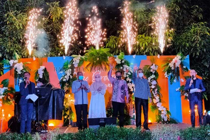 PERESMIAN: Owner The Breeze H Martinus didampingi GM The Breeze Agustin Nur Martina Putri (kiri) bersama Wakil Gubernur Kalsel Rudy Resnawan dan Wakil Walikota Banjarbaru Darmawan jaya Setiawan (kanan)