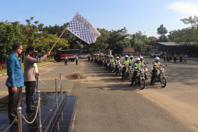 BAKSOS FORKOPIMDA: Polres Tanah Bumbu menggelar acara apel gerakan bakti sosial Forkopimda dan pelepasan bantuan sosial TNI, Polri dalam rangka HUT Kemerdekaan RI ke-75.