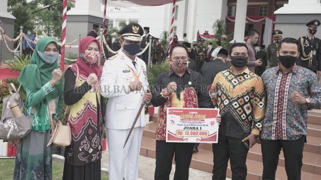 SEMRINGAH: Perwakilan tim gerak jalan SDN Sungai Andai 4 Banjarmasin B sebagai juara lomba Gerak Jalan 17-8-45 se-Kalsel 2020 untuk kategori SD berfoto bersama Gubernur Kalsel Sahbirin Noor di Kantor Gubernur di Banjarbaru, Senin (17/8).