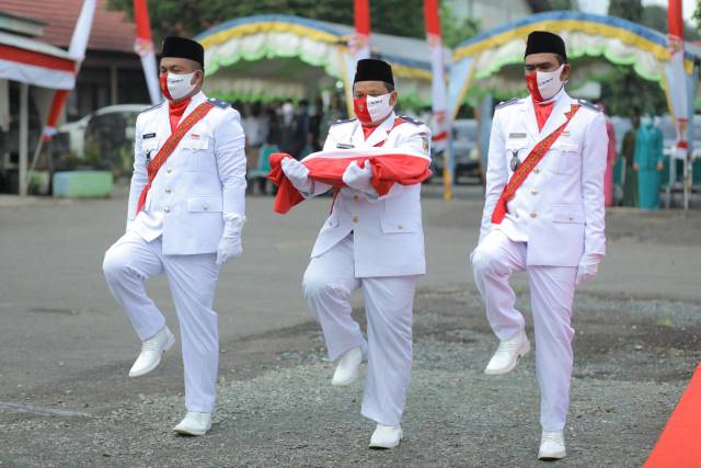 LUAR BIASA: Paskibraka Upacara Kemerdekaan HUT RI ke 75 di Kecamatan Kintap dilakukan oleh Kepala Desa.