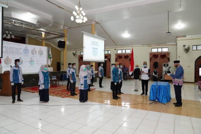 MELANTIK: Wabup Tanbu H Ready Kambo melantik kepengurusan Himpunan Pelajar Mahasiswa Tanah Bumbu Kalimantan Selatan (HIPMAT Kalsel) Pare-Pare periode 2020-2021, Jumat (14/8) di Mahligai Bersujud.