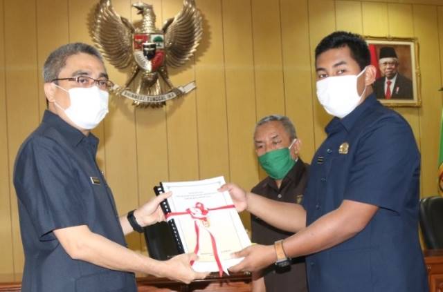 PEMBERHENTIAN JABATAN: Ketua DPRD Banjarbaru, Fadliansyah Akbar menyerahkan SK pemberhentian jabatan Wali Kota Banjarbaru, mendiang Nadjmi Adhani kepada Wawali Banjarbaru, Darmawan Jaya Setiawan dalam rapat paripurna istimewa, Rabu (19/8). | Foto: DPRD Ba