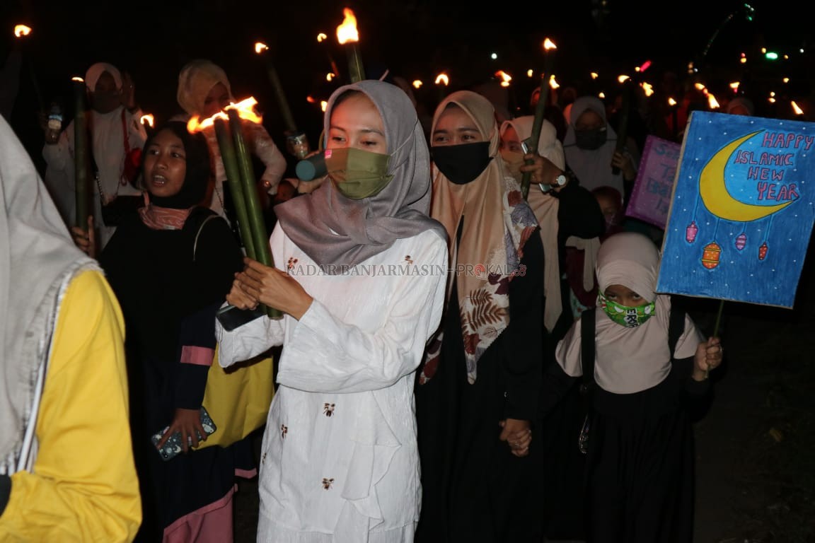 PAWAI OBOR: Warga Kelurahan Bitahan atau Jamaah Masjid Baitul Mardiyah Liang Sawa Kecamatan Lokpaikat, berjalan sepanjang Jalan A Yani, untuk menggelar pawai obor, memeriahkan tahun baru Islam 1442 Hijriah. | Foto: Rasidi Fadli/Radar Banjarmasin