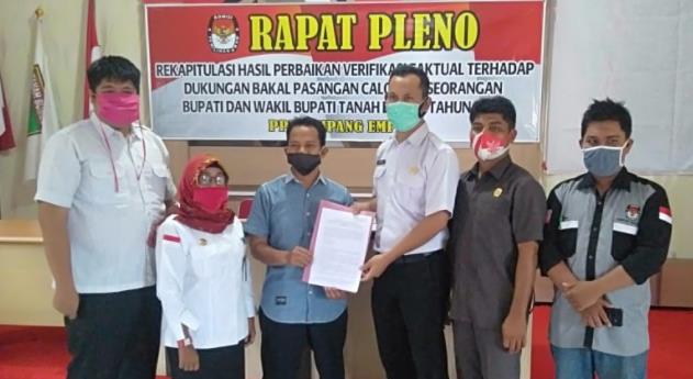 PENYERAHAN: Penyerahan hasil rekapitulasi perbaikan verifikasi faktual terhadap dukungan bakal calon perseorangan bupati dan wakil bupati di PPK Simpang Empat. | Foto: Agus for Radar Banjarmasin
