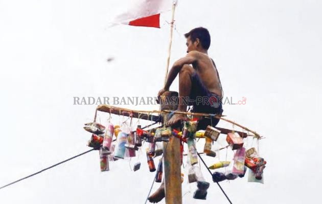 ALA KADARNYA: Masih dalam suasana perayaan kemerdekaan republik ke-75, warga Jalan Simpang Pengambangan menggelar lomba panjat pinang kecil-kecilan, kemarin (20/8) sore. | Foto: Maulanan/Radar Banjarmasin